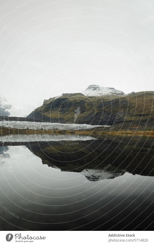 Mystische Gletscherreflexion in Islands ruhiger Landschaft Reflexion & Spiegelung Wasser Berge u. Gebirge Gelassenheit Natur kalt Nebel bedeckt wolkig friedlich