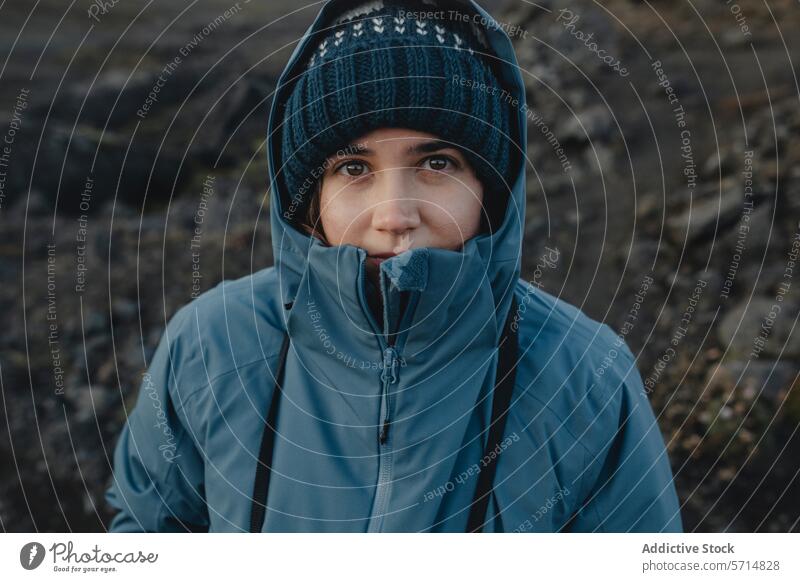 Warm angezogene Frau vor isländischer Kulisse Island reisen Abenteuer warme Kleidung Jacke Beanie im Freien Gelassenheit Starrer Blick Lächeln Erkundung Tourist
