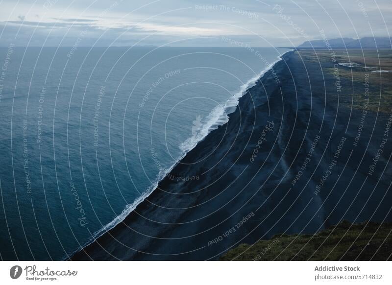 Dramatische Küstenlinie der isländischen Vulkanlandschaft Island vulkanisch Landschaft Strand schwarzer Sand Luftaufnahme winken Nordatlantik Meer Natur reisen