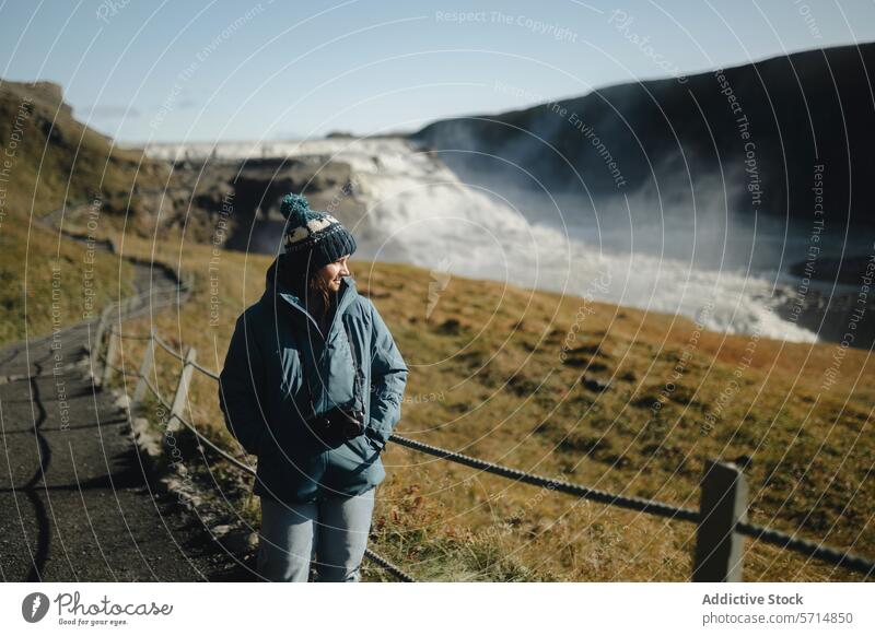 Frau genießt die Aussicht auf den Gullfoss-Wasserfall, Island Tourist reisen Sightseeing Natur Landschaft im Freien Abenteuer malerisch Wahrzeichen Fotografie