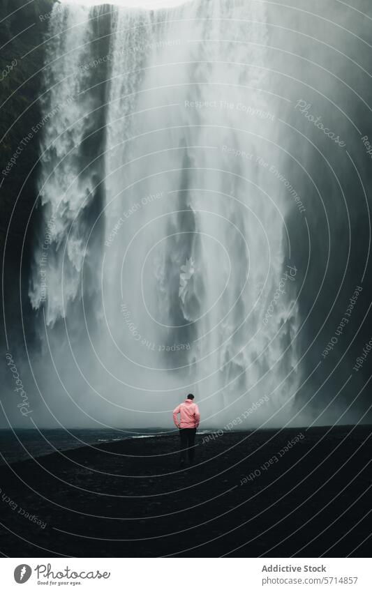 Anonymer Mann beim Anblick des grandiosen Wasserfalls Skogafoss Island männlich reisen Natur majestätisch Nebel Abenteuer Sightseeing Tourismus vulkanisch