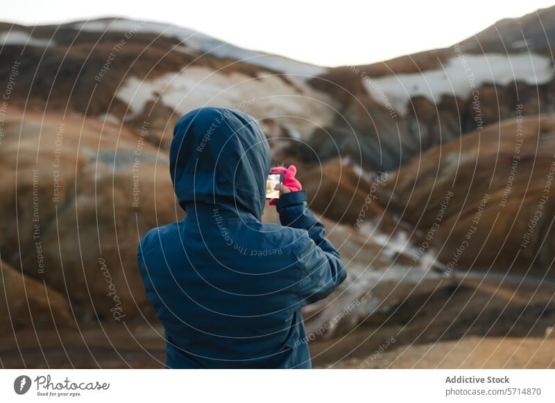 Anonyme Frau, die die Farben der Kerlingarfjöll-Berge einfängt, Island Highlands Fotograf reisen Abenteuer Geothermie Dampfentlüftungen Rhyolith Landschaft