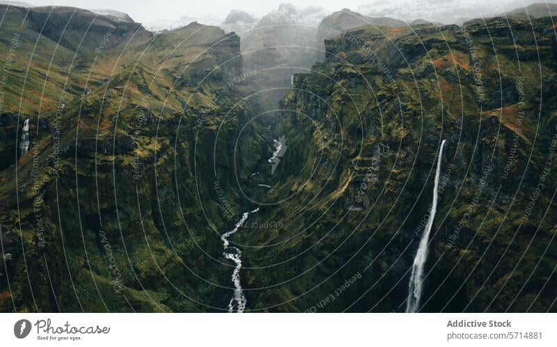 Luftaufnahme eines nebligen Wasserfalls in Island Landschaft Antenne Nebel robust Kaskade Natur reisen Tourismus Abenteuer malerisch Schönheit im Freien Grün