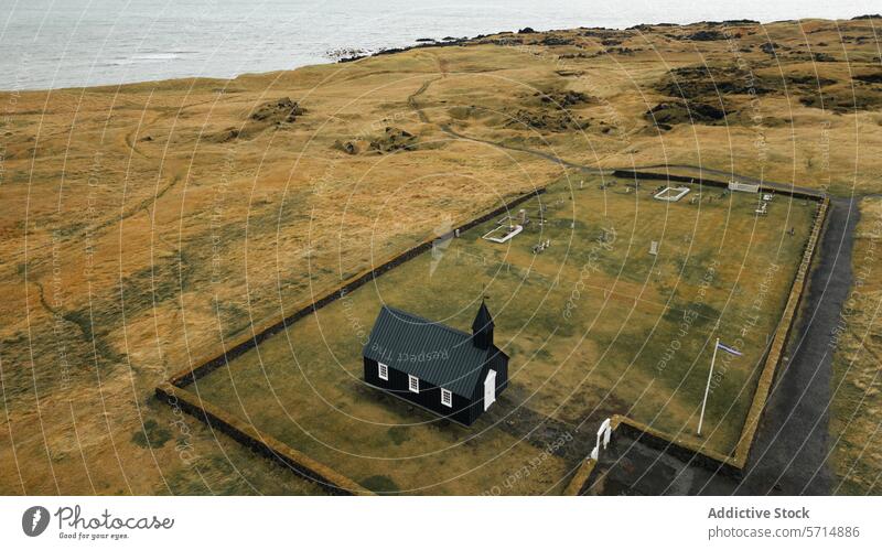 Einsame schwarze Kirche in der weiten Landschaft von Island búðakirkja Luftaufnahme Meer atlantisch abgelegen kultig Wahrzeichen Feld unfruchtbar Natur reisen