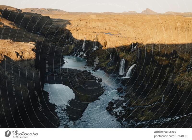 Aussicht auf die isländische Fjadrargljufur-Schlucht und die Wasserfälle Island Wasserfall Landschaft natürliche Schönheit goldene Stunde malerische Aussicht
