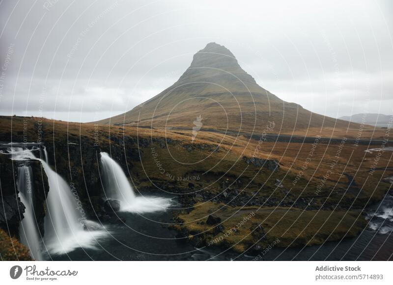 Gelassener Berg Kirkjufell mit Wasserfall in Island kirkjufell Berge u. Gebirge Kaskade Nebel wolkig Gelassenheit kultig Natur malerisch Landschaft reisen