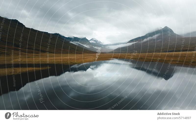 Generiertes Bild Island Landschaft Berge u. Gebirge Wasser Reflexion & Spiegelung Tal Ruhe Gelassenheit Nebel Natur malerisch reisen Ausflugsziel Wildnis