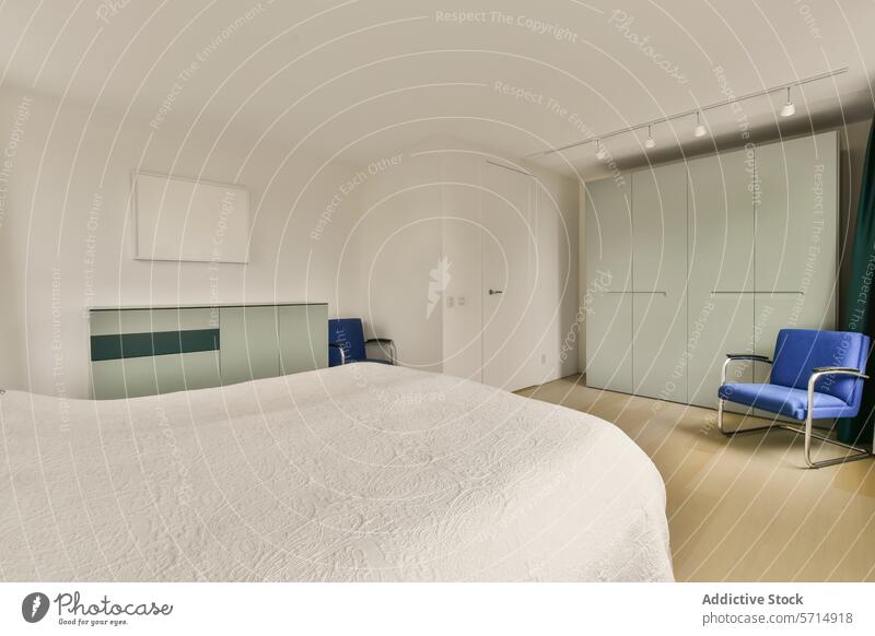 Moderne Schlafzimmereinrichtung mit minimalistischem Design Innenbereich modern Möbel Bett Farbe Palette neutral blau Stuhl Zeitgenosse heimwärts Dekor Stil