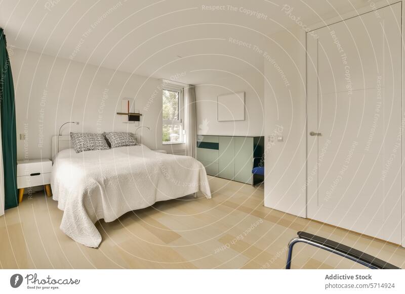 Modernes minimalistisches Schlafzimmer mit natürlichem Licht modern hell weiß Streu hölzern Stock grün Akzent Innenbereich Design Möbel Bett Kopfkissen Decke