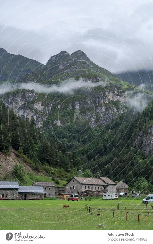 Neblige Berggipfel über rustikalen Häusern im Bujaruelo-Tal Berge u. Gebirge Nebel Gebäude malerisch Ansicht ruhig Odese monte perdido Nationalpark Huesca
