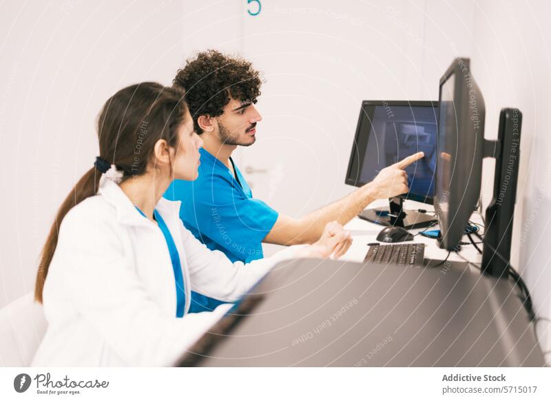 Medizinisches Fachpersonal bei der Analyse von Daten auf dem Computerbildschirm Gesundheitswesen professionell medizinisch Bildschirm Besprechung Büro bürstet