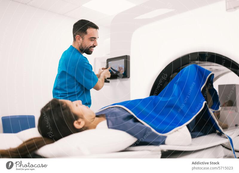 Radiologe bei der Vorbereitung eines Patienten für eine CT-Untersuchung Gesundheitswesen medizinisch Radiologin geduldig ct-Scan Computertomographie Krankenhaus