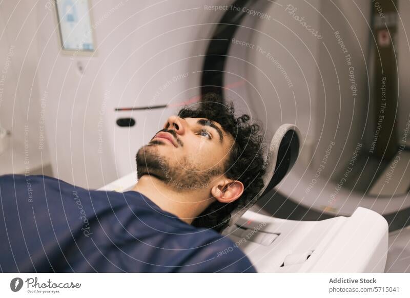 Junger Mann bei einer MRT-Untersuchung in einem Krankenhaus mri Scan medizinisch Bildgebung Maschine Gesundheitswesen geduldig männlich jung Erwachsener Lügen