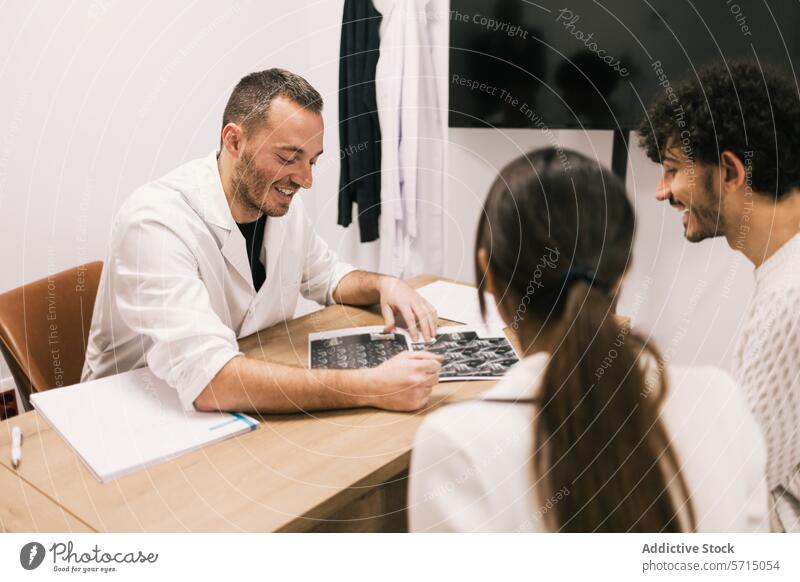 Lächelnder Arzt bespricht Röntgenbilder mit Patienten in der Klinik röntgen medizinisch Büro Gesundheitswesen Beratung Mitteilung Paar männlich Frau heiter