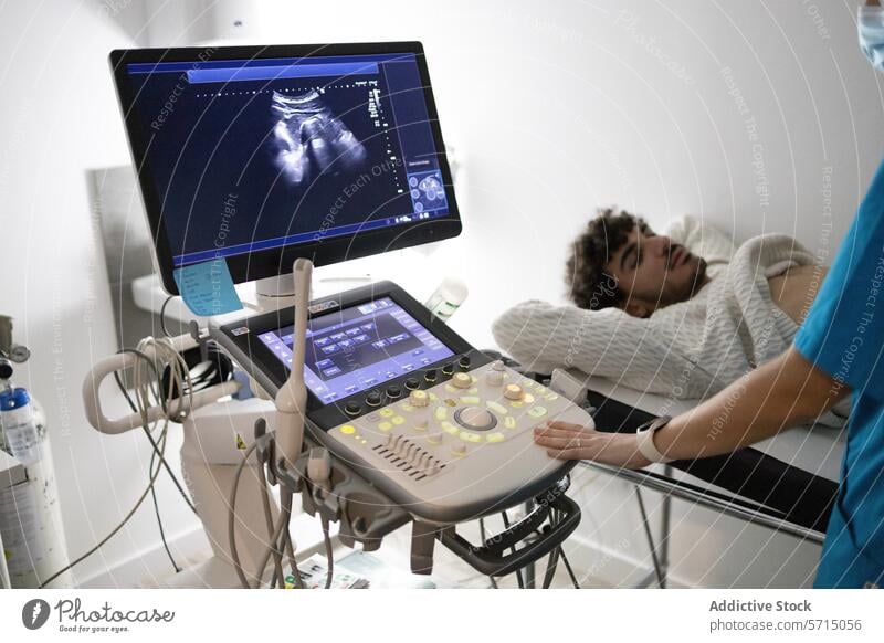 Patient, der sich einer Ultraschalluntersuchung unterzieht geduldig Scan Sonograph Gerät Prüfung medizinisch Gesundheitswesen Krankenhaus Klinik Diagnostik
