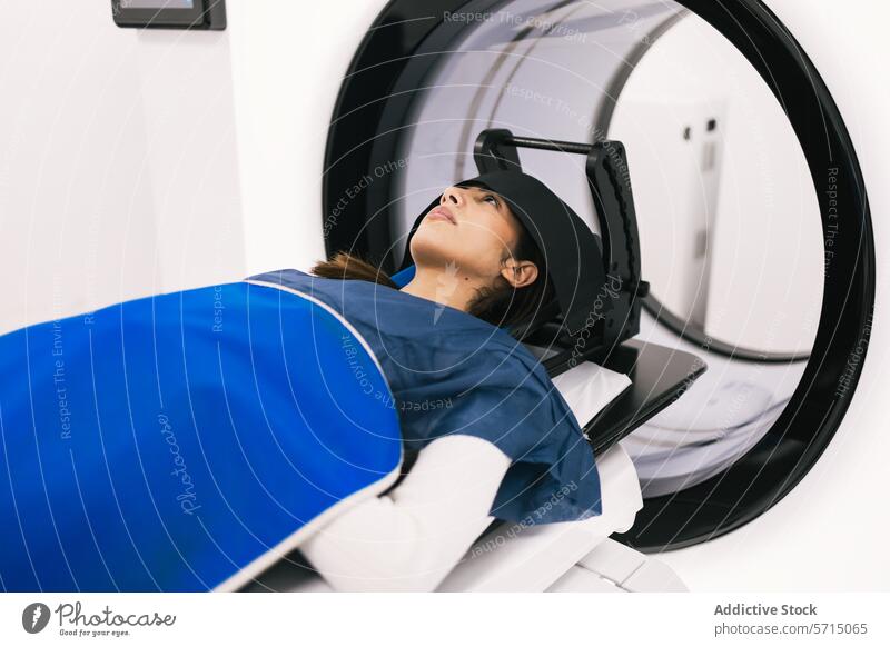 Patient bei einer Untersuchung in einem modernen MRT-Gerät geduldig mri Scanner medizinisch Bildgebung Gesundheitswesen Krankenhaus Maschine