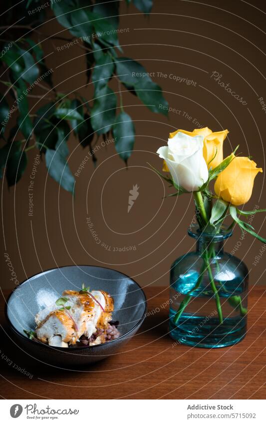 Gegrilltes Huhn mit Bohnen auf einem Teller von gelben Rosen Grillrost Hähnchen Kraut Garnierung elegant Präsentation Roséwein Glas Vase Holz Tisch Blatt grün