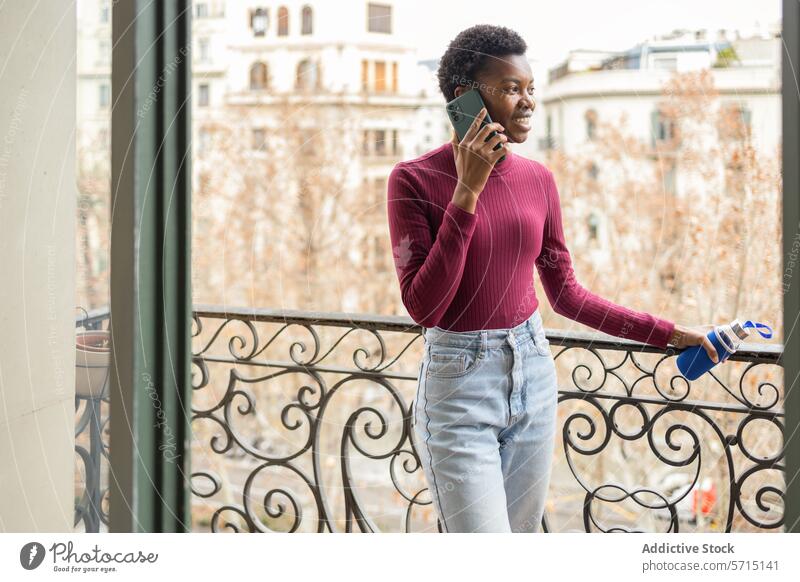 Zwanglose Unterhaltung auf einem Balkon mit Stadtblick Frau jung lässig Kleidung Smartphone sprechend urban Ansicht Stadtbild Stehen Reling im Freien Mitteilung