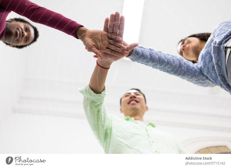 Teamwork und Einigkeit durch einen Handstapel Vielfalt Einheit Stapel Zusammenarbeit Menschen Menschengruppe Zusammengehörigkeitsgefühl Partnerschaft Anschluss