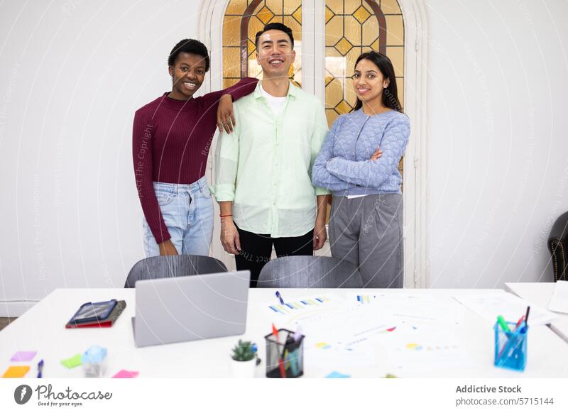 Vielfältiges Team von Fachleuten im Amt professionell Porträt Büro vielfältig multiethnisch Lächeln selbstbewusst modern Arbeit Laptop Materialien Tisch