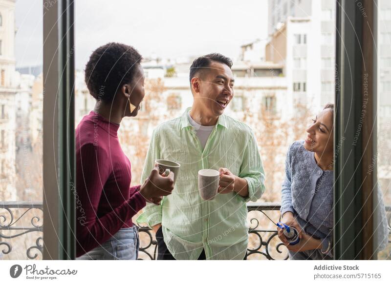Freunde, die bei einem Kaffee auf dem Balkon lachen Freundschaft urban Gespräch Genuss multikulturell vielfältig Stadtbild Freizeit Erholung Pause Morgen lässig