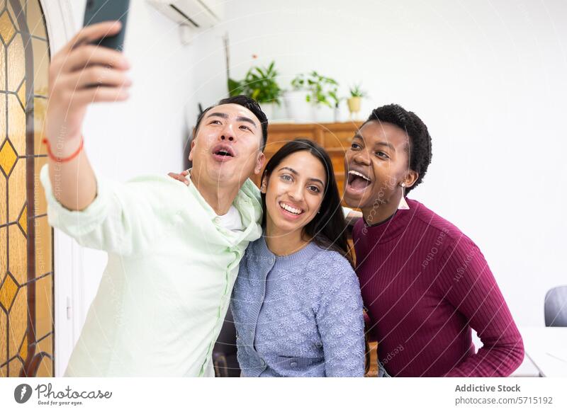 Verschiedene Freunde posieren für ein lustiges Selfie im Haus Lächeln Smartphone im Innenbereich vielfältig Glück Menschengruppe Freude Pose Fotokamera heiter