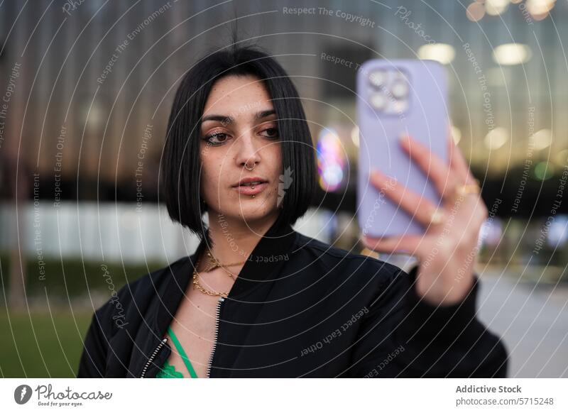 Selfie im urbanen Stil mit Four Towers in Madrid Frau Smartphone vier Türme Spanien Mode jung Erwachsener Großstadt Technik & Technologie Mobile Telefon