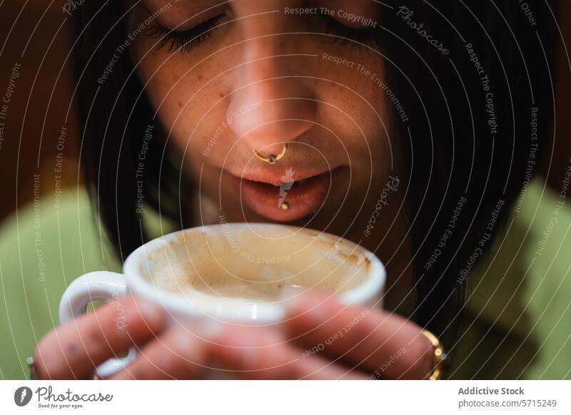 Intimer Kaffeemoment in Großaufnahme festgehalten Person Nahaufnahme Tasse auskosten sensorisch Erfahrung urban Lifestyle Gelassenheit Moment itim Getränk