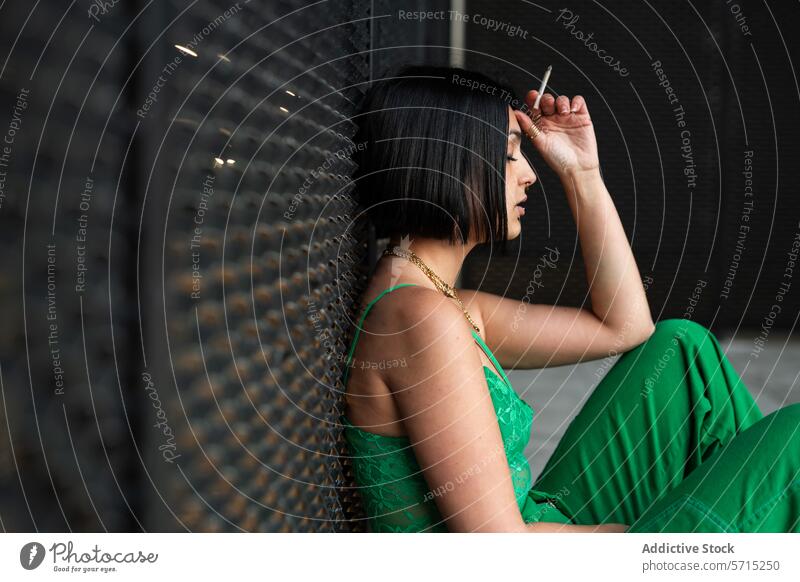 Modische Frau in Grün im städtischen Madrid Mode Stil urban Spanien grün Outfit schick anspruchsvoll Pose Wand texturiert Großstadt Straßenkleidung Lifestyle
