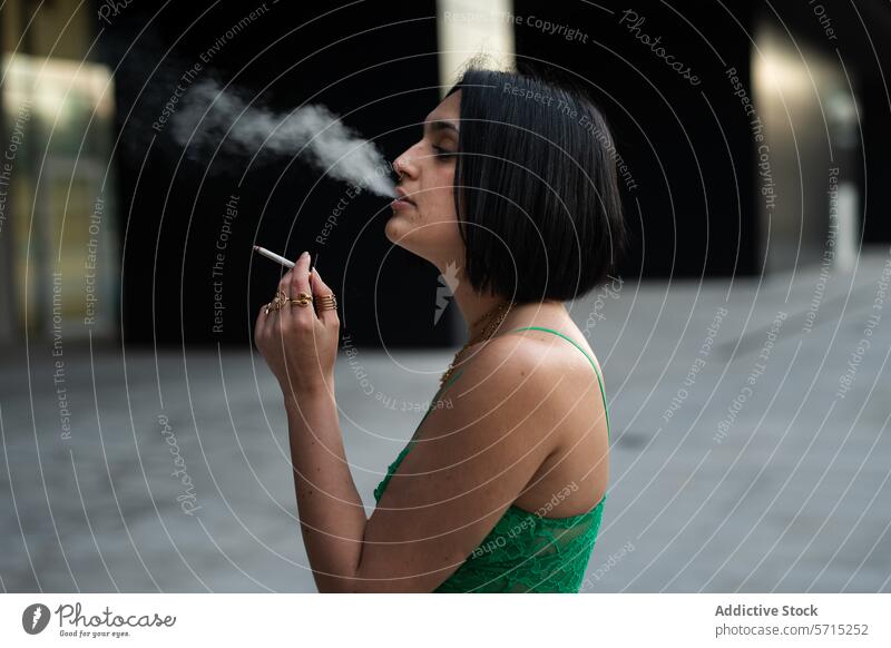 Urbane schicke Frau beim Rauchen im modernen Viertel von Madrid Zigarette urban Stil jung Spanien Zeitgenosse Revier 4 Türme Großstadt Mode Eleganz stylisch