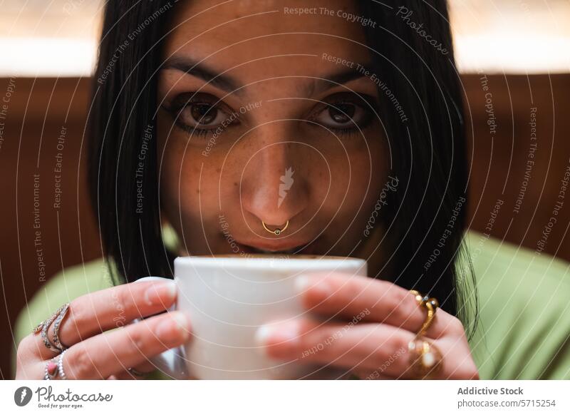 Intimer Moment einer Frau, die ihren Kaffee genießt Tasse Nahaufnahme Starrer Blick itim besinnlich Schmuck Nasenring Wärme auskosten filigran jung Erwachsener