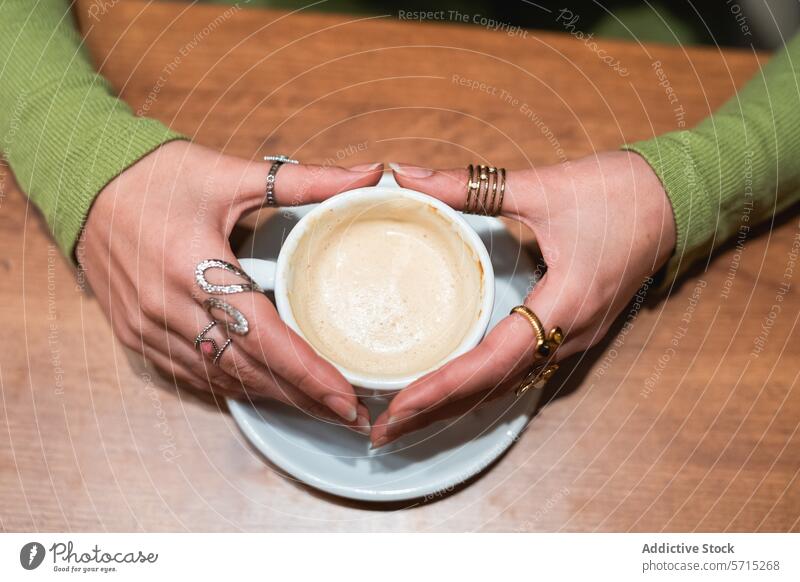 Gemütlicher Kaffeemoment mit Händen, die eine Tasse halten Hand warm Komfort Nahaufnahme Halt sich[Akk] entspannen Getränk trinken Espresso Cappuccino Latte