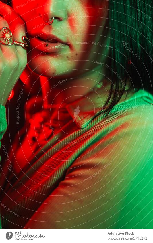 Nahaufnahme unter Neon: Piercings und grüne Mode Person Porträt neonfarbig rot Licht Gesicht Jugend Stil pulsierend Farbe Stimmung geheimnisvoll Nacht urban