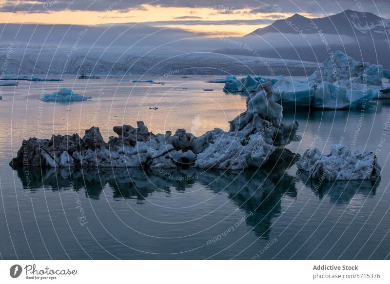 Gelassene Gletscherlagune in Island in der Abenddämmerung Lagune jÃ¶kulsÃ¡rlÃ³n Gelassenheit ruhig Eisberg Reflexion & Spiegelung Wasser Oberfläche