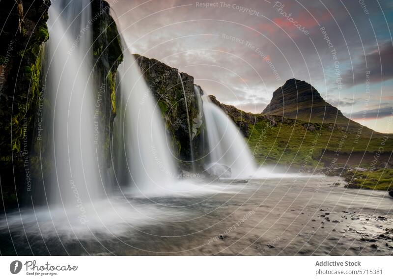 Majestätische Wasserfälle in Islands malerischer Landschaft Wasserfall Langzeitbelichtung kirkjufell Berge u. Gebirge Kaskade Natur reisen Ausflugsziel