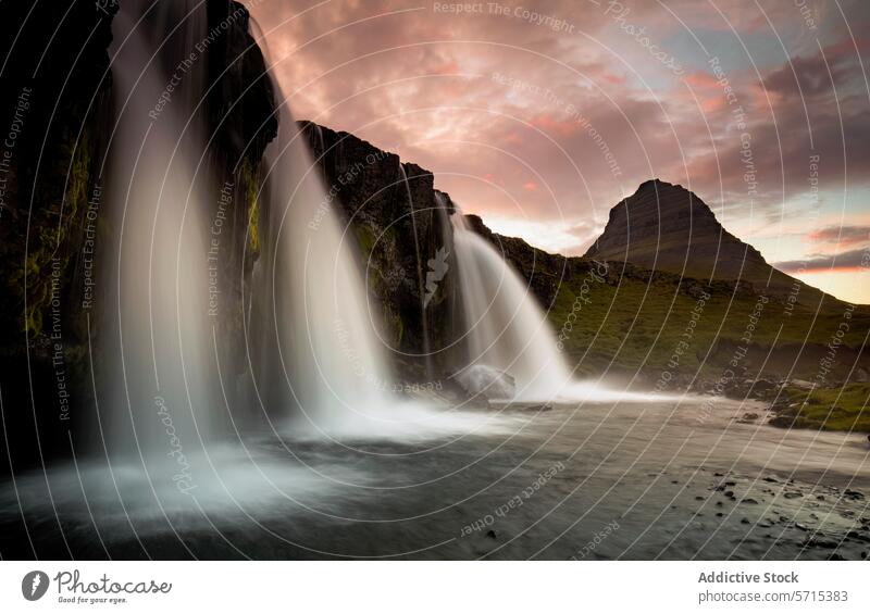 Majestätischer Wasserfall bei Sonnenuntergang in Island kirkjufell Berge u. Gebirge Landschaft Natur Kaskade sanft fließen majestätisch Abend Abenddämmerung