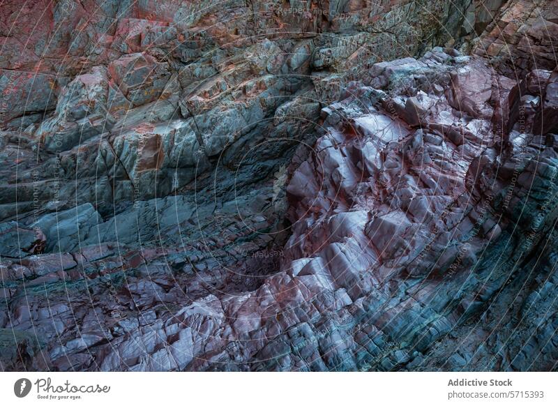 Texturierte Felsen mit Biofilm am Strand der alten Mine von Llumeres Bakterien bügeln wuchern reich Gegend llumeres Asturien geologisch natürlich Muster