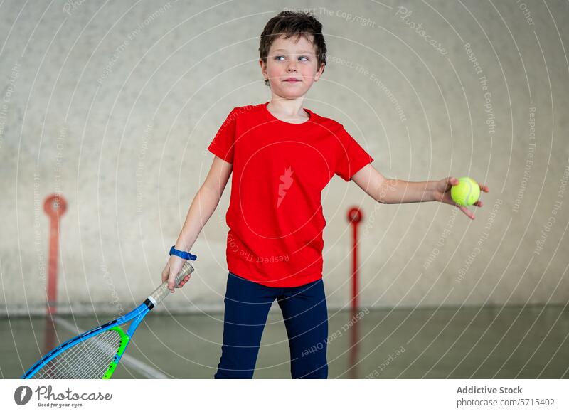 Aktiver Junge beim Tennissport am Wochenende in der Halle Remmidemmi Ball Sport im Innenbereich aktiv jung Kind Sportbekleidung rot T-Shirt Shorts Marine