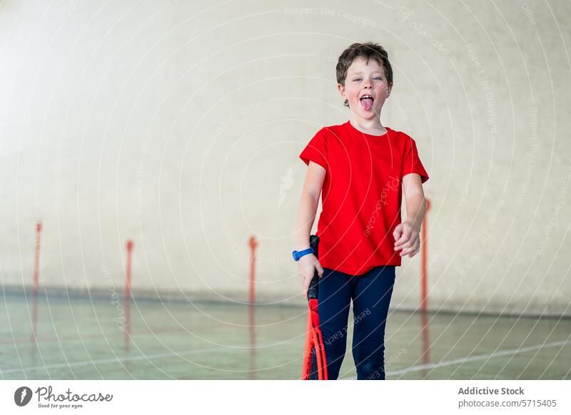 Junge mit Tennisschläger bei einem Sportwochenende Remmidemmi Kind Fitnessstudio Aktivität spielerisch Wochenende Energie Glück Spaß sportlich Freizeit lässig