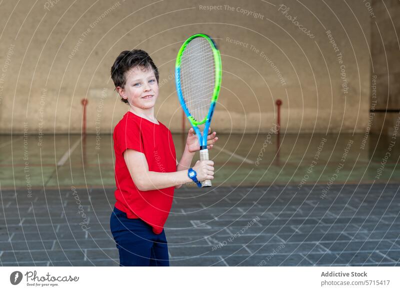 Jugendlicher Tennisspieler bereit für Sportwochenende Junge Remmidemmi Wochenende Gericht im Innenbereich aktiv Kind sportlich Athlet jung Lächeln selbstbewusst