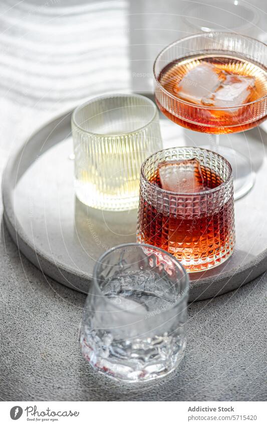Ein Sortiment alkoholischer Getränke auf einem runden Tablett, wobei jedes Glas auf einzigartige Weise ein anderes Getränk präsentiert Alkohol sortiert