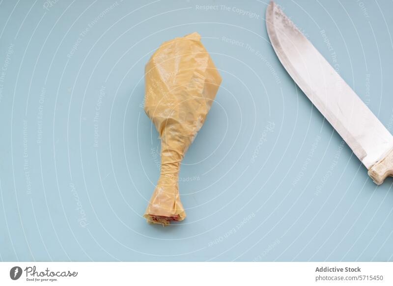 Konzeptuelle Plastiktüte Huhn Drumstick auf Teller Kunststoff Hähnchen Trommelschlegel Keramik Messer Verunreinigung Abfall Lebensmittel hinterlistig Anzeige