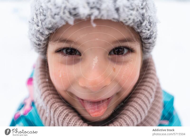 Nahaufnahme eines fröhlichen Kindes mit einer Schneemütze, das an einem Wintertag lächelt Freude Lächeln verschneite Hut im Freien kalt Saison Fröhlichkeit