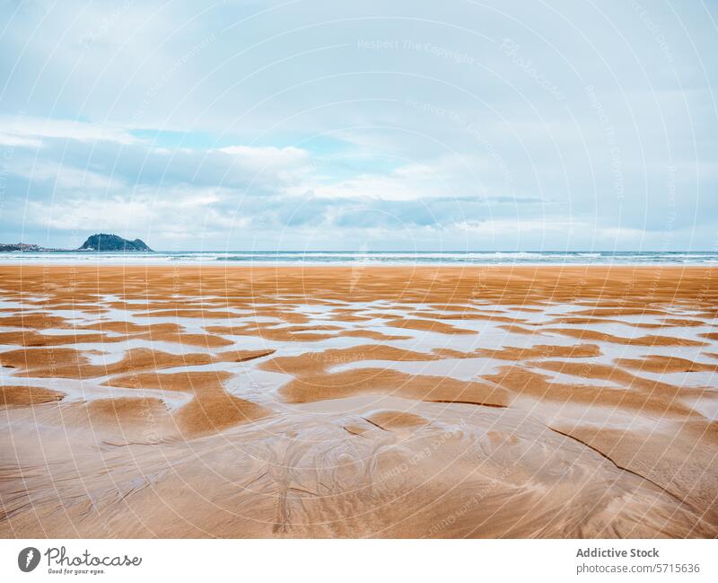 Ruhiger Strand mit sanften Wellen und strukturiertem Sand Rippeln winken MEER Meer bewölkter Himmel ruhig Gelassenheit Frühling Landschaft Natur