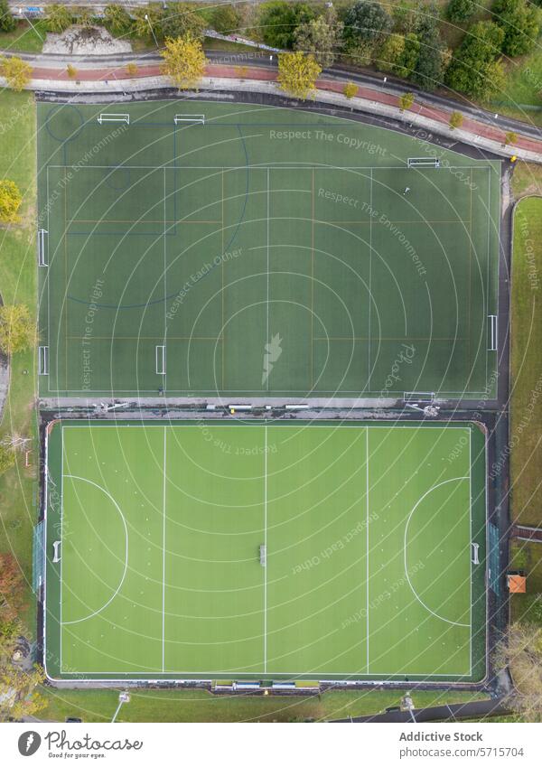Luftaufnahme von leeren Sportplätzen Antenne Ansicht Feld Dröhnen Markierungen grün Gras Fußball Platz Overhead im Freien Rechteck Begrenzung spielen Spiel