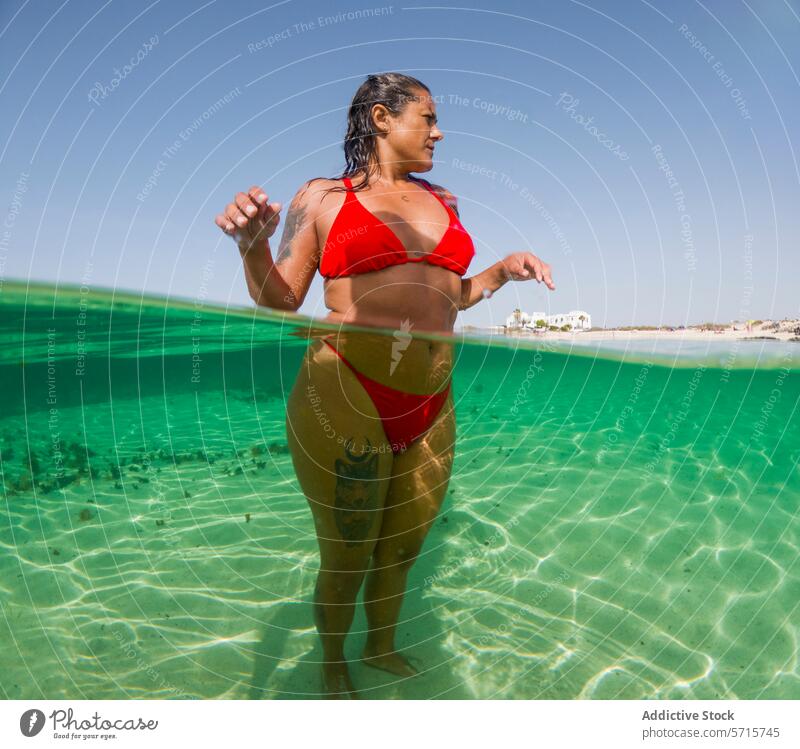 Frau im roten Badeanzug am klaren Strandwasser übersichtlich Wasser sonnig Tag über-unter unter Wasser Schuss Kristalle Gelassenheit Umwelt watend MEER Meer