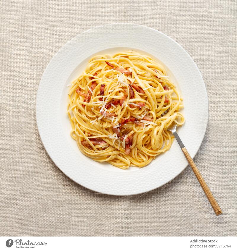 Klassische Spaghetti Carbonara auf weißem Teller Spätzle Italienisch traditionell weiße Platte Käse gerieben geräuchertes Fleisch Speise Mahlzeit Draufsicht