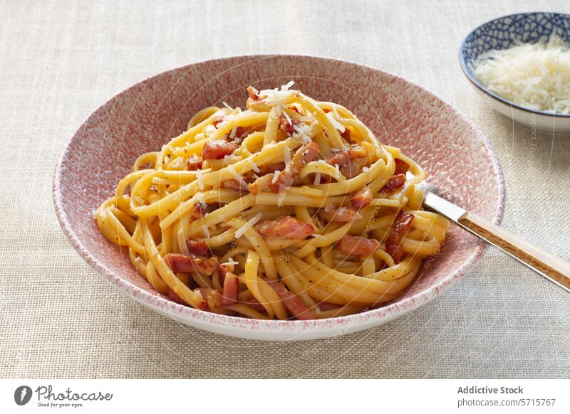 Klassisches italienisches Spaghetti Carbonara-Gericht Italienisch Küche Spätzle Speise Speck Käse gerieben traditionell cremig Ei Saucen Teller Mahlzeit