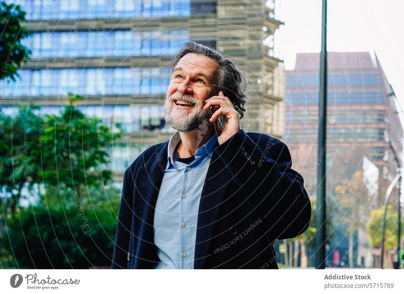 Lächelnder älterer Mann, der in einer städtischen Umgebung telefoniert Senior Telefon Gespräch Geschäftsmann Mobile Technik & Technologie Großstadt urban