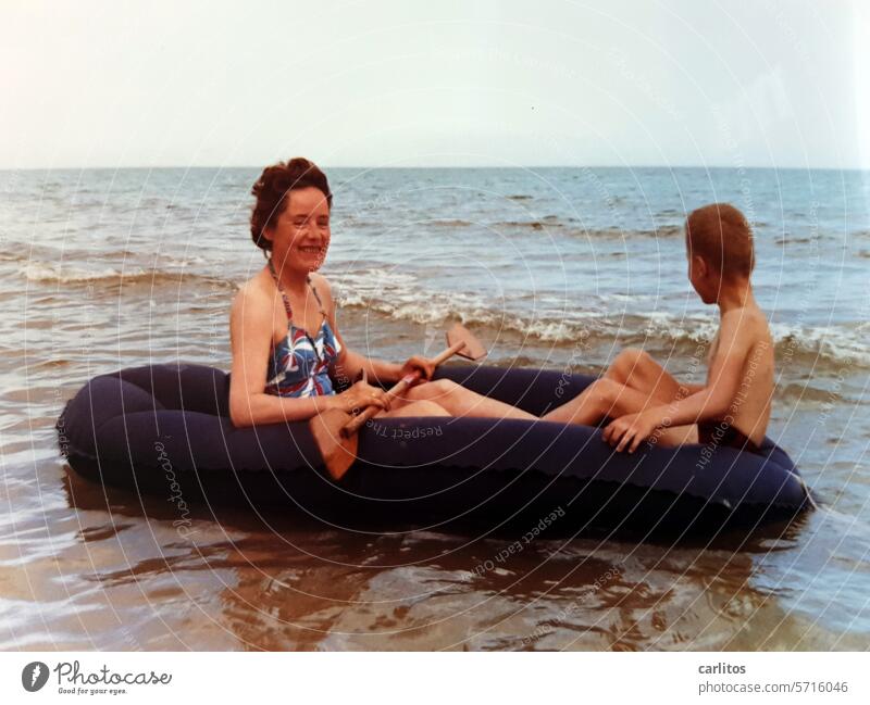 Eine Seefahrt die ist lustig | Adria 1964 Meer Mittelmeer Schlauchboot 60er Jahre Mutter Kind Ferien Ferien & Urlaub & Reisen Sommer Küste Wasser Tourismus
